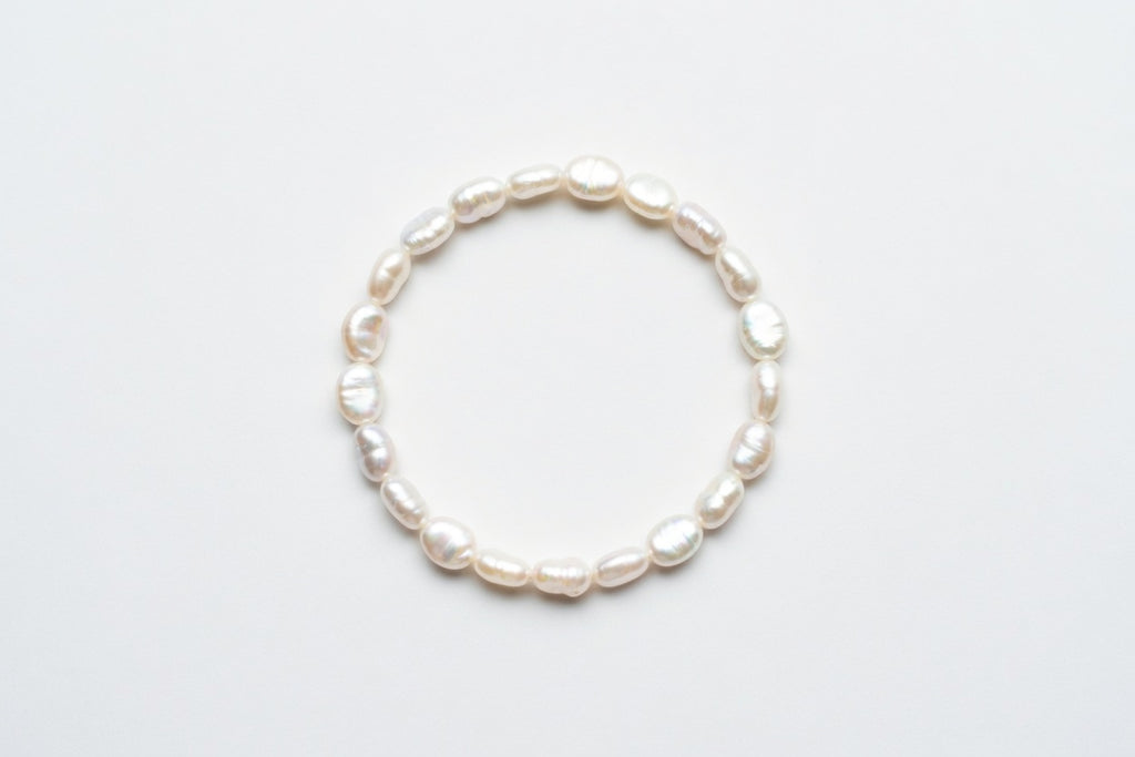 Pulsera asimétrica de perlas falsas