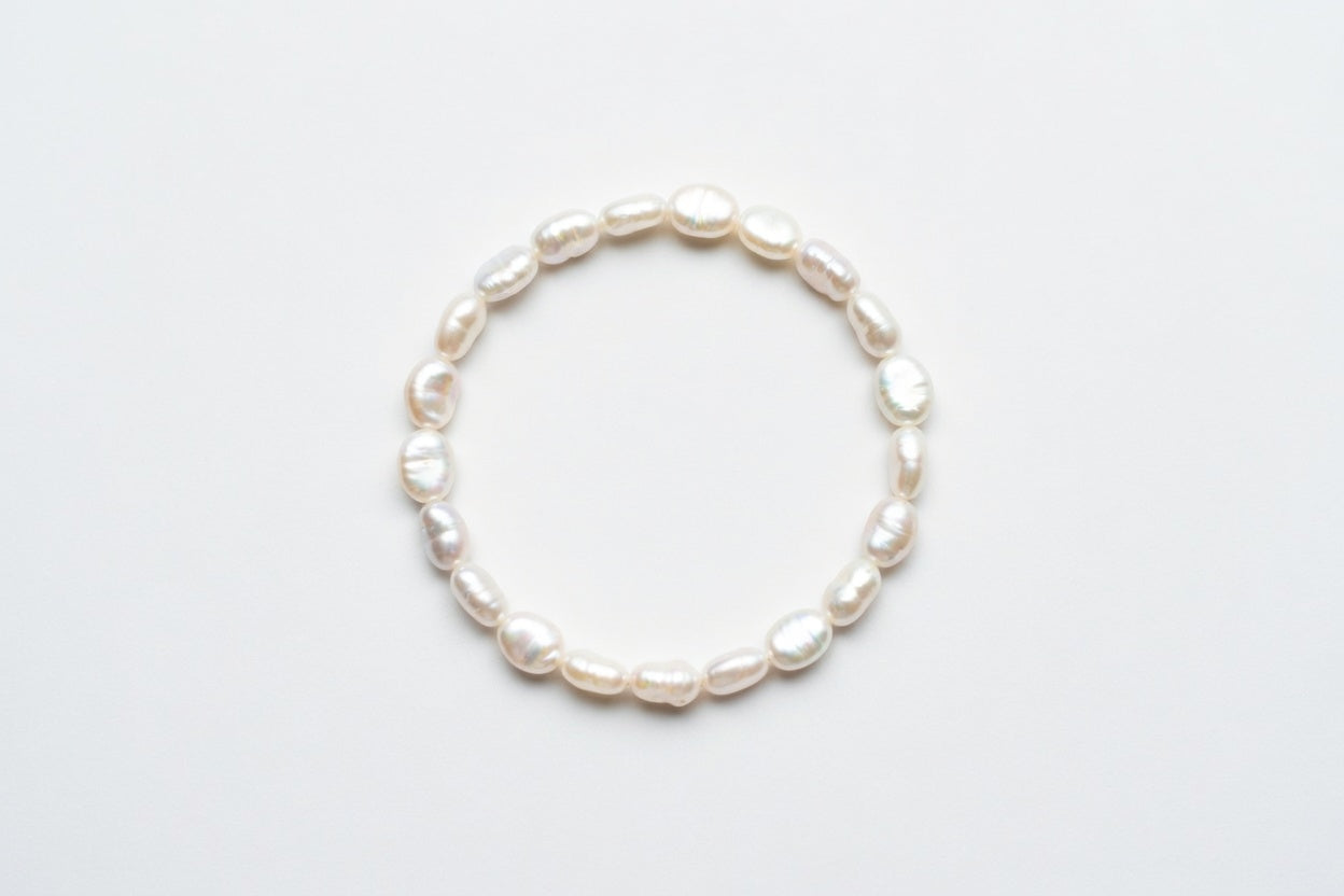 Asymmetrical bracelet of faux pearls