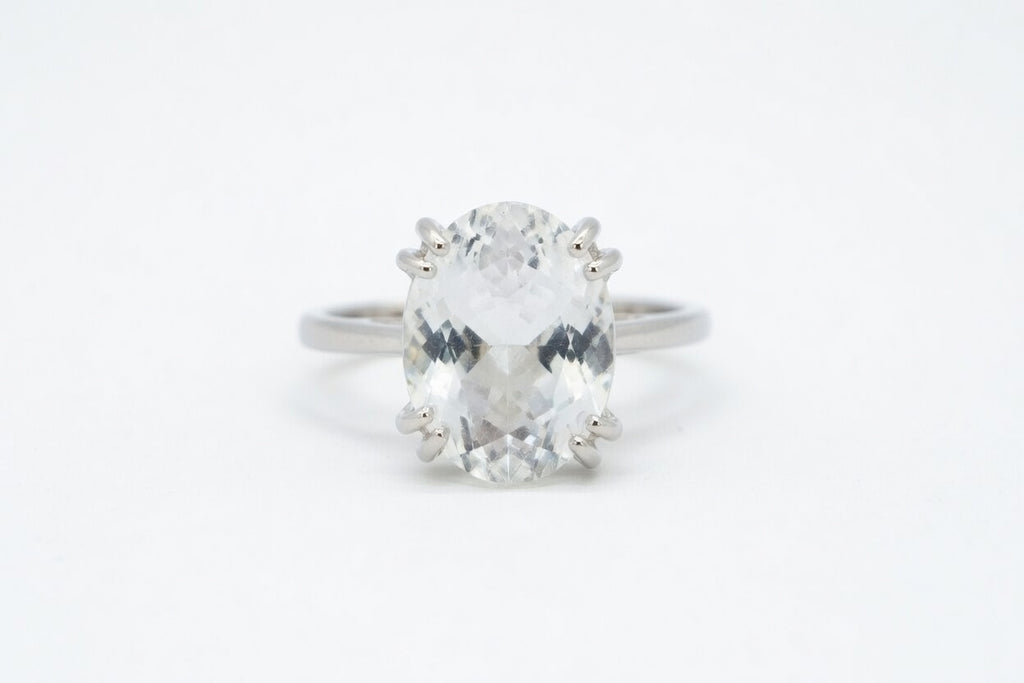 Anillo delicado con una gran circonita cúbica