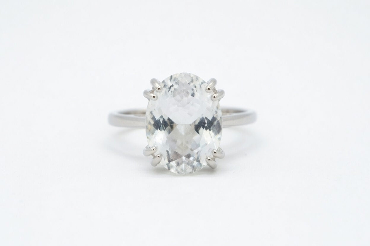 Anillo delicado con una gran circonita cúbica