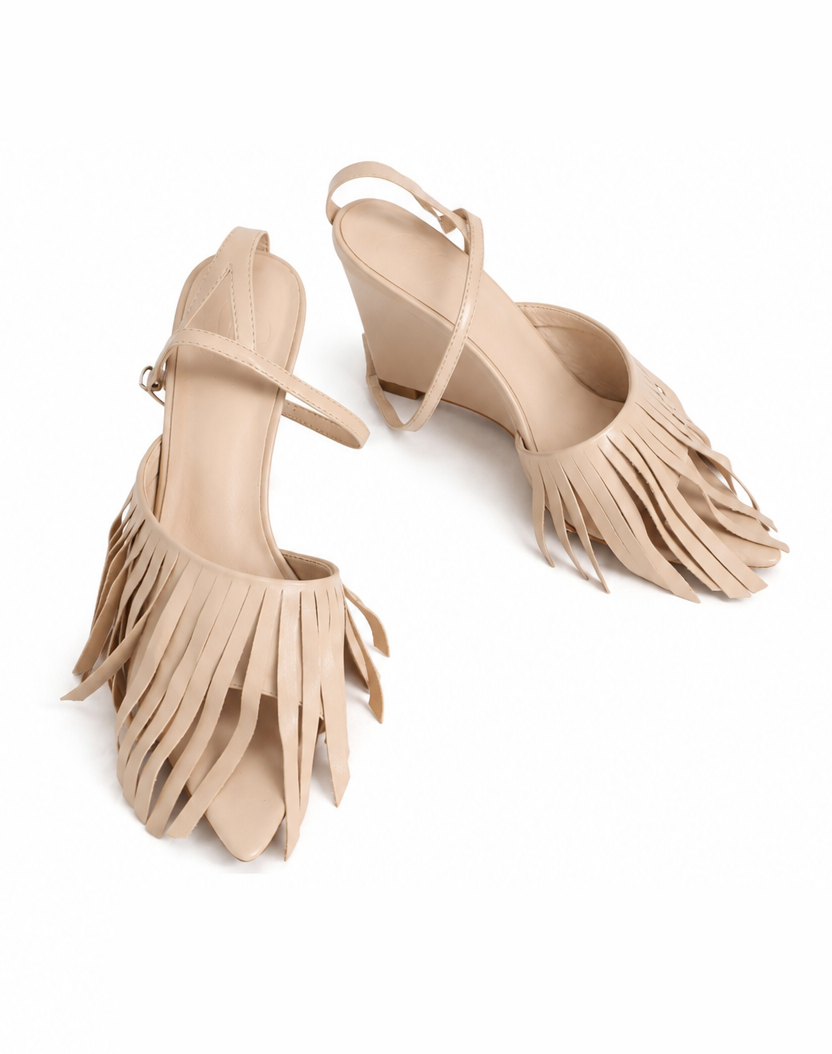 Sandalias de cuña beige con flecos