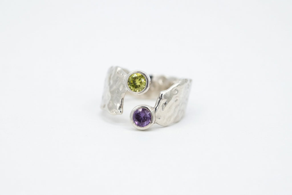 Anillo ajustable asimétrico, engastado con piedras falsas moradas y verdes