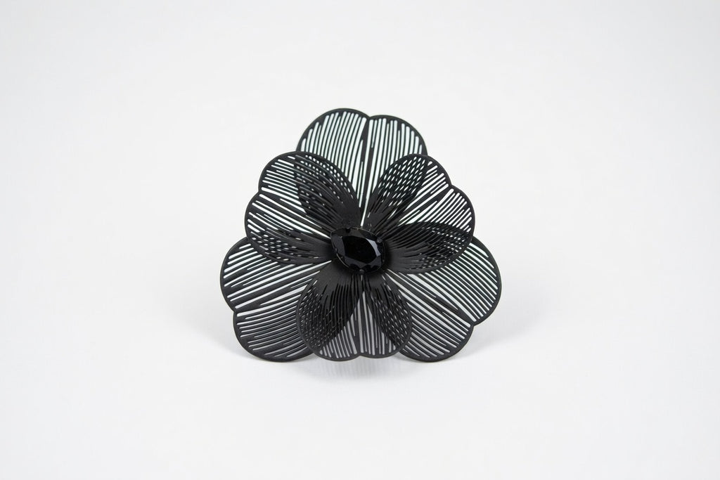 Anillo de flor con cristales llamativos