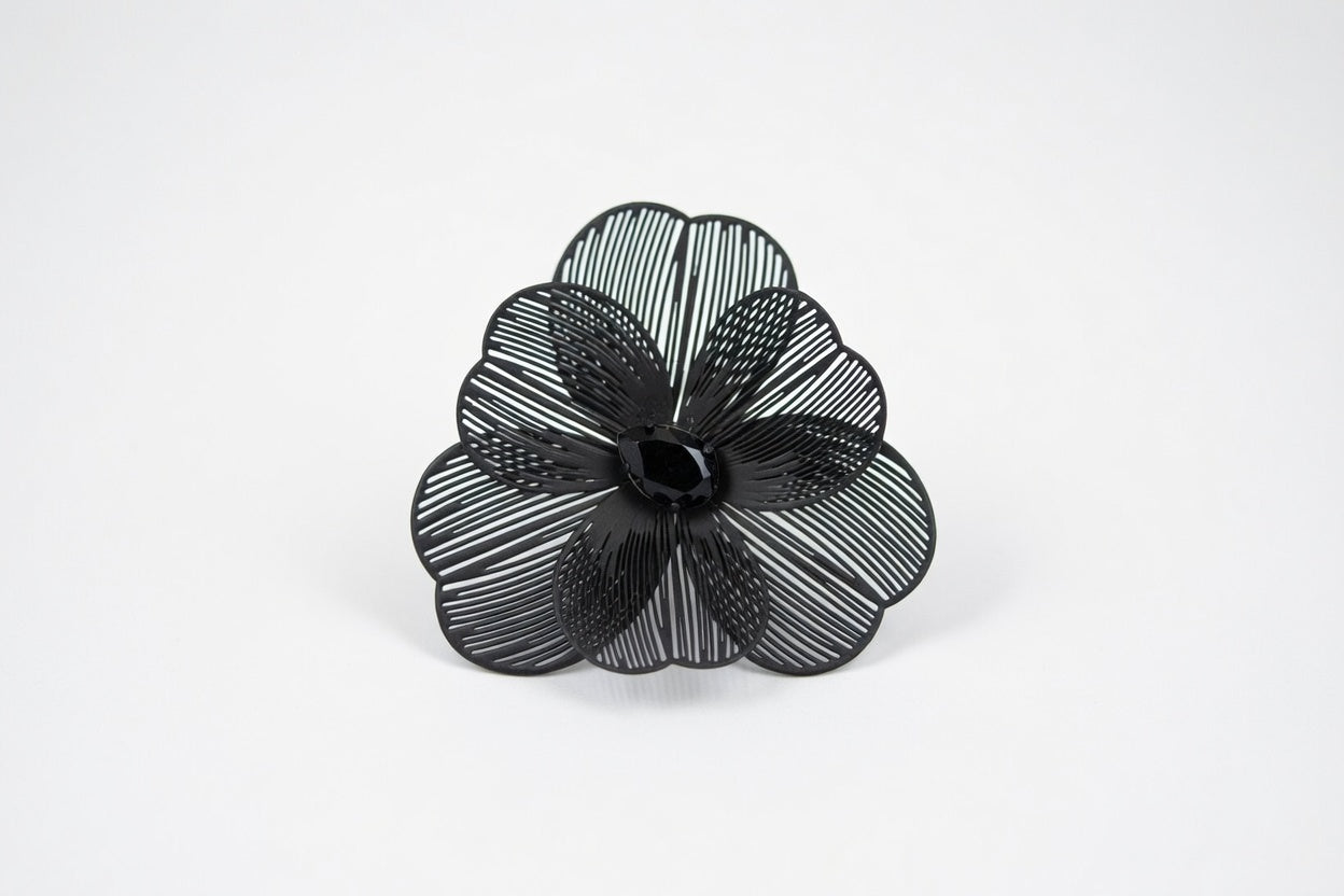 Anillo de flor con cristales llamativos