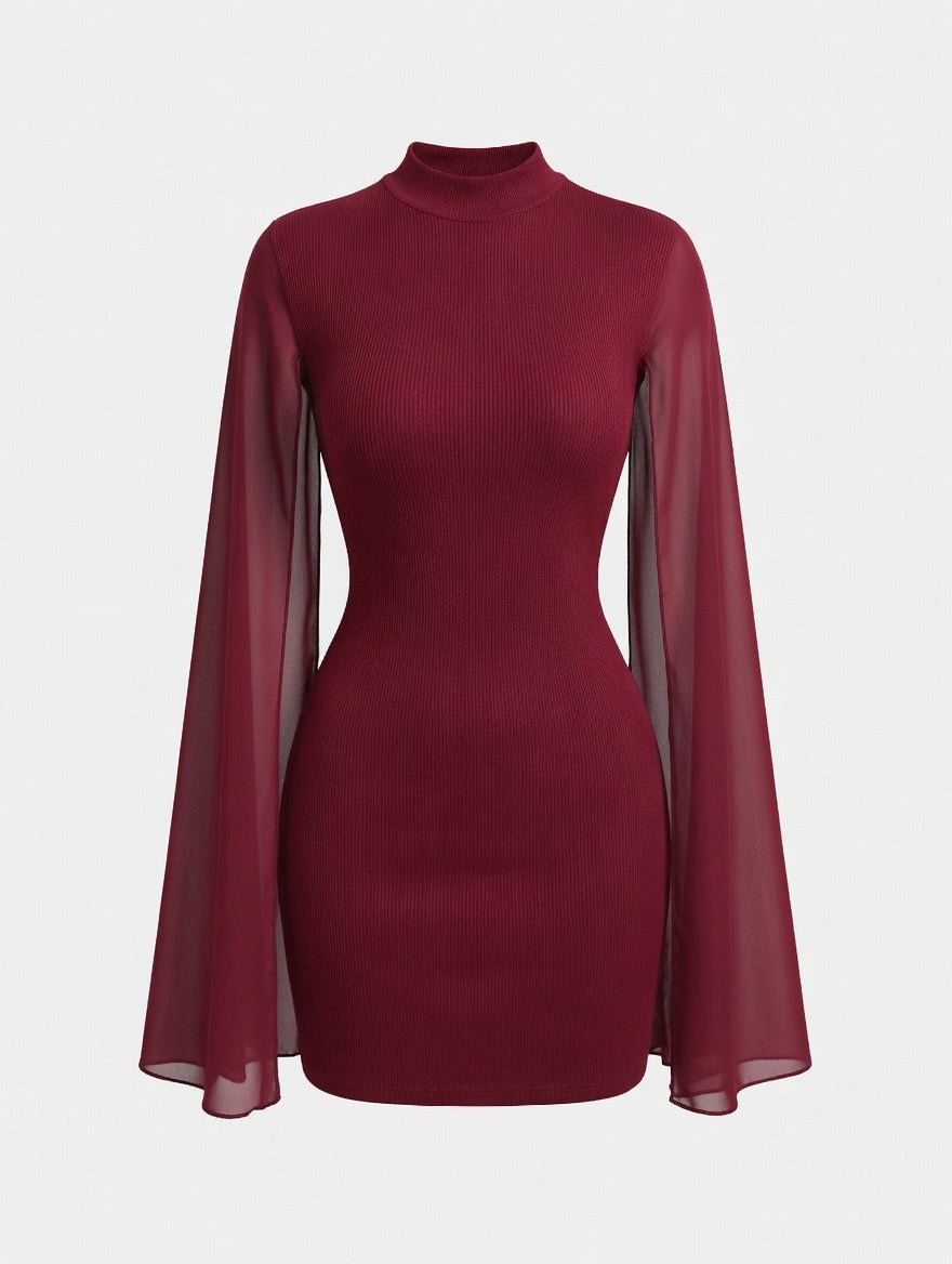 Vestido mini ajustado con capa de cuello alto