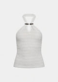 Top blanco con cuello halter y hebilla de metal