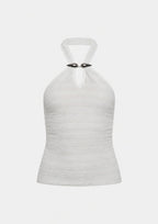 Top blanco con cuello halter y hebilla de metal