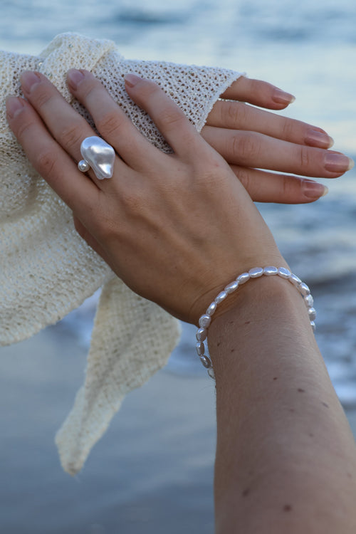 Asymmetrical bracelet of faux pearls