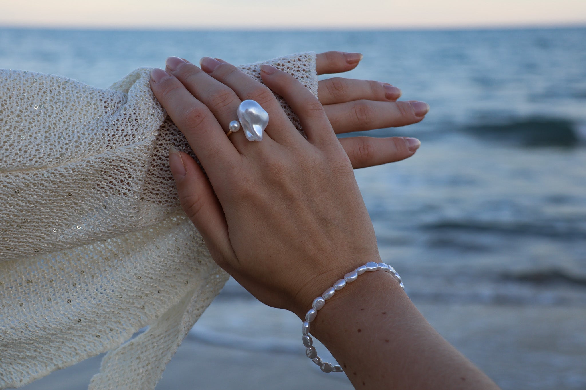 Anillo de perlas minimalista y a la moda