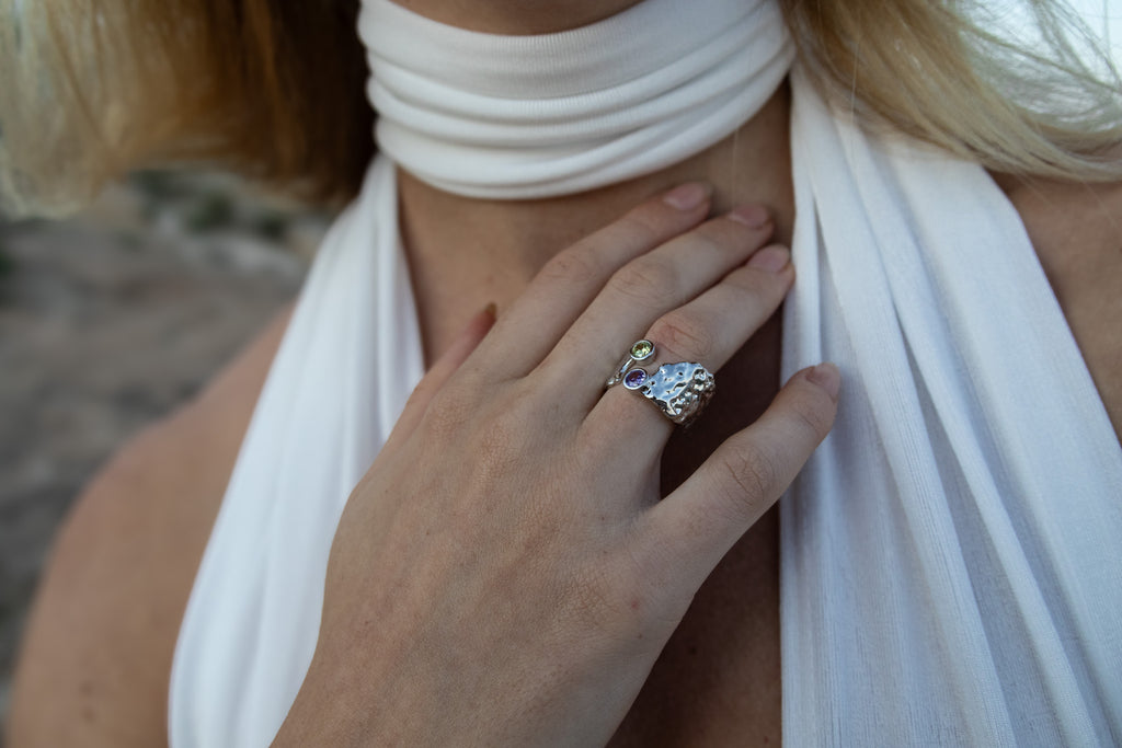 Anillo ajustable asimétrico, engastado con piedras falsas moradas y verdes