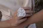 Anillo de flor con cristales llamativos