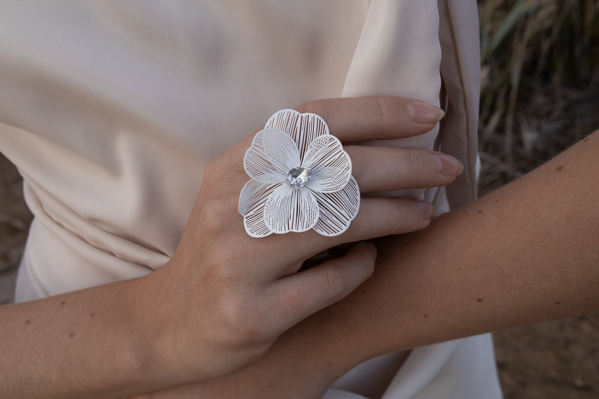 Anillo de flor con cristales llamativos