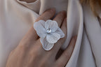 Anillo de flor con cristales llamativos