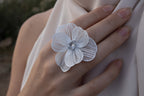 Anillo de flor con cristales llamativos