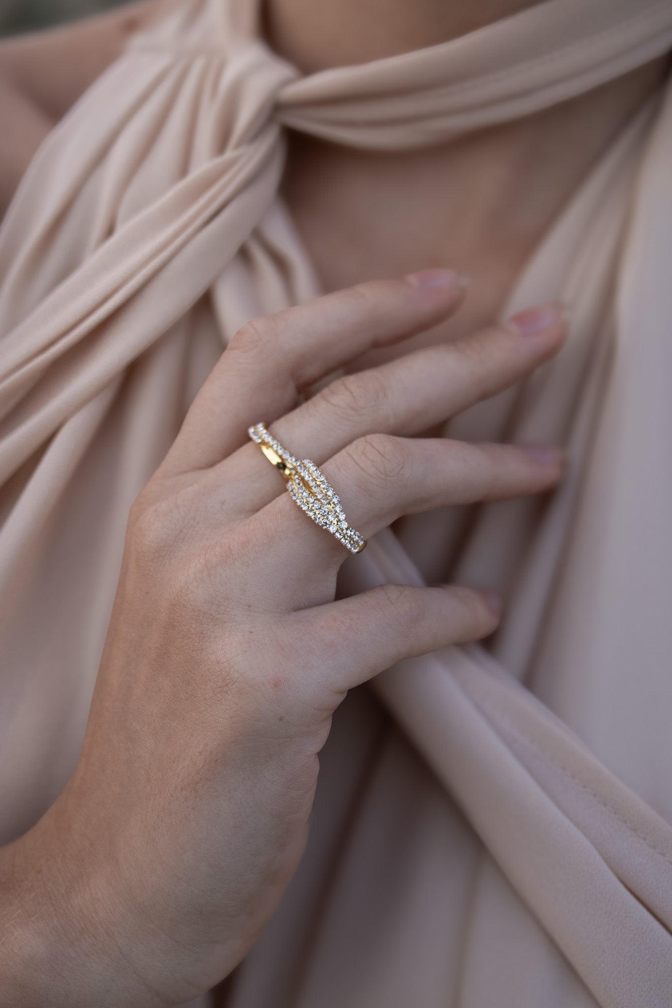Anillo elegante de doble banda con cristales
