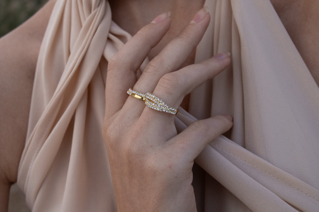 Anillo elegante de doble banda con cristales