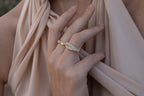 Anillo elegante de doble banda con cristales