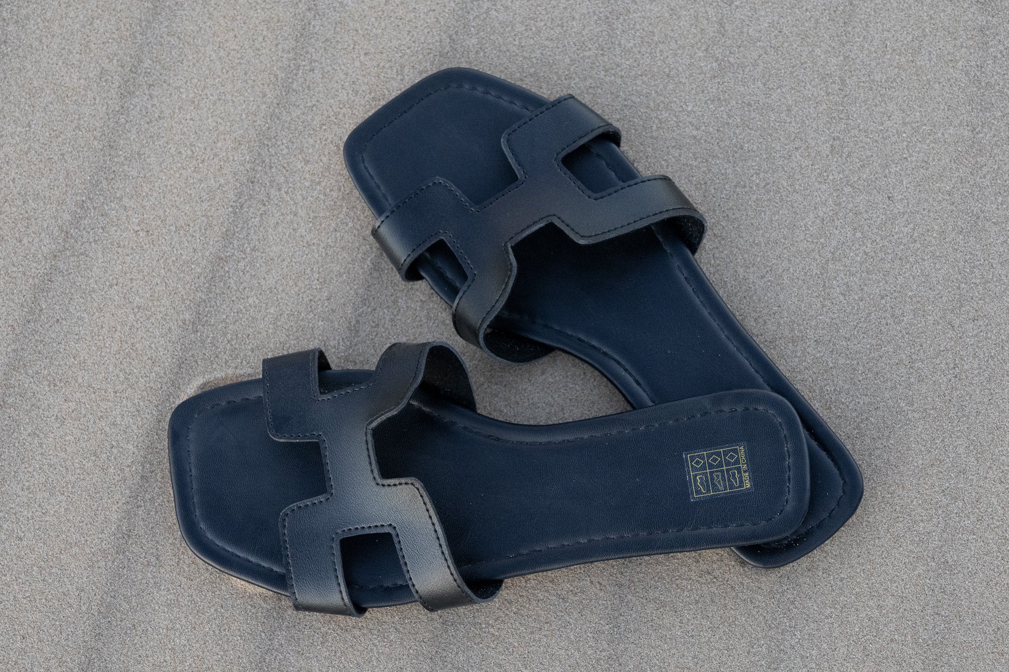 Sandalias planas en forma de H a la moda