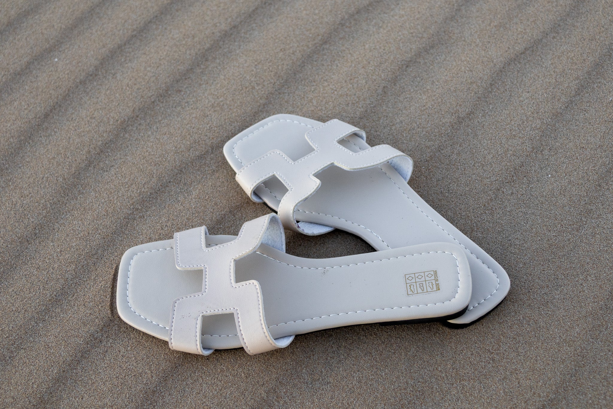 Sandalias planas en forma de H a la moda