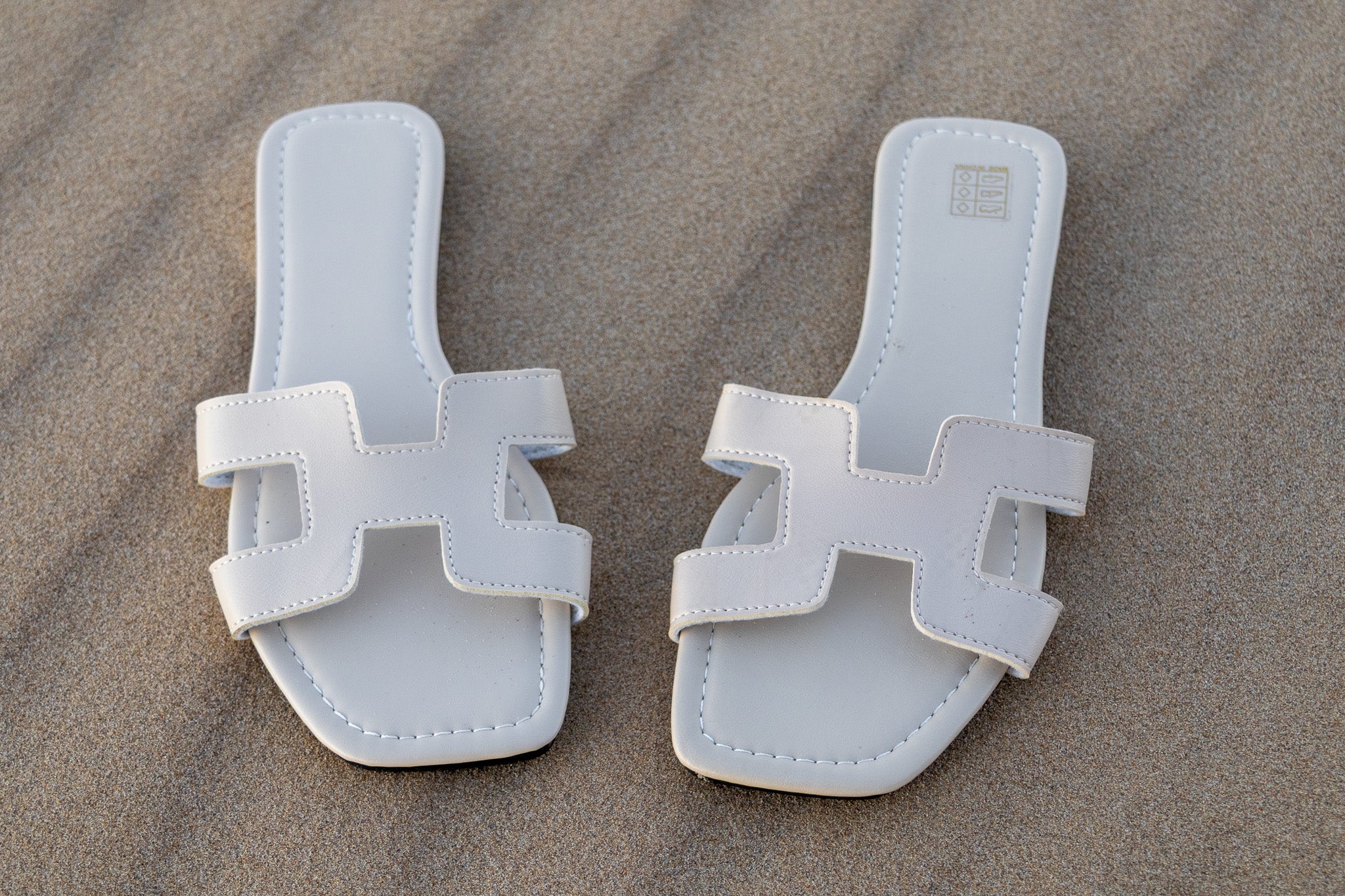 Sandalias planas en forma de H a la moda