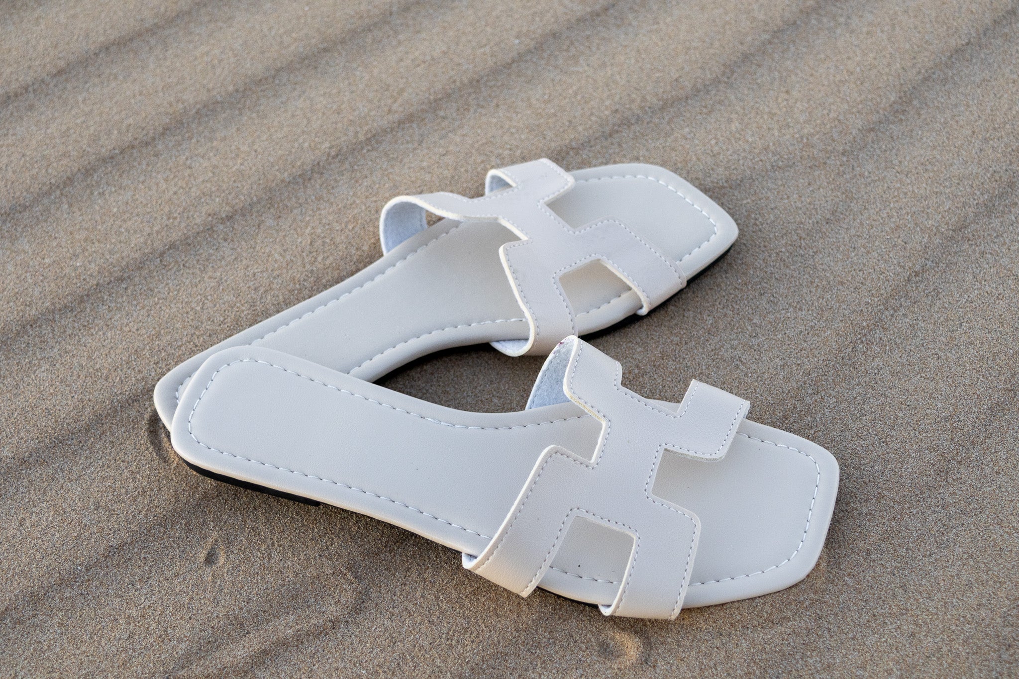 Sandalias planas en forma de H a la moda