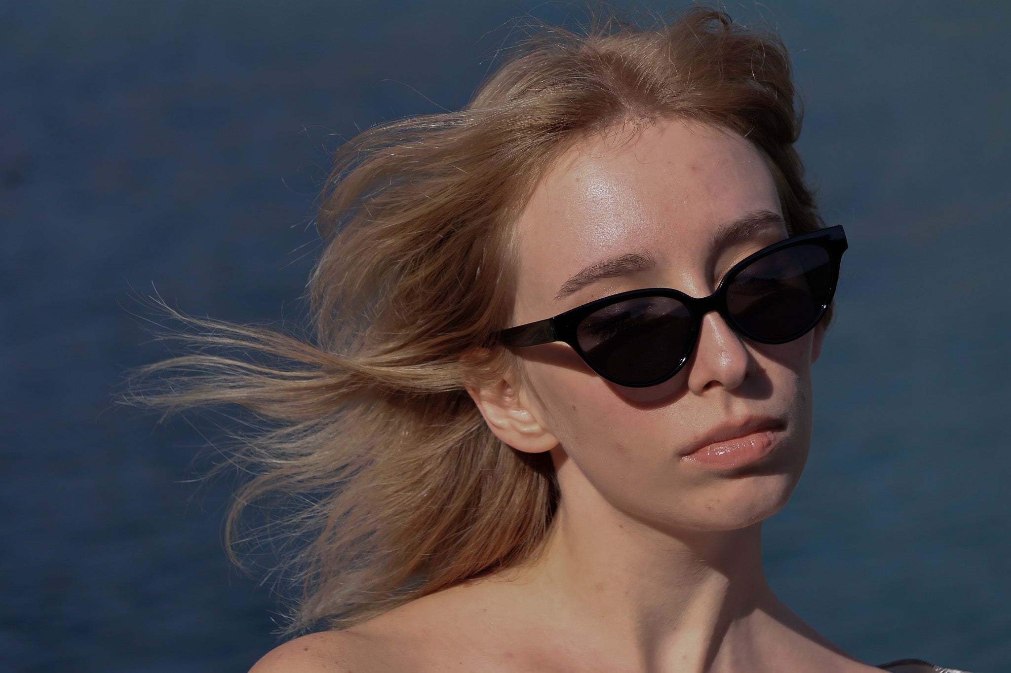 Gafas de sol estilo cat-eye minimalistas y elegantes