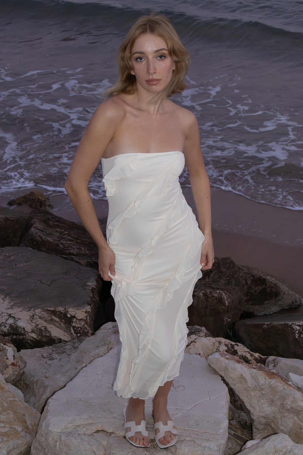 Vestido sin tirantes con dobladillo con volantes y malla