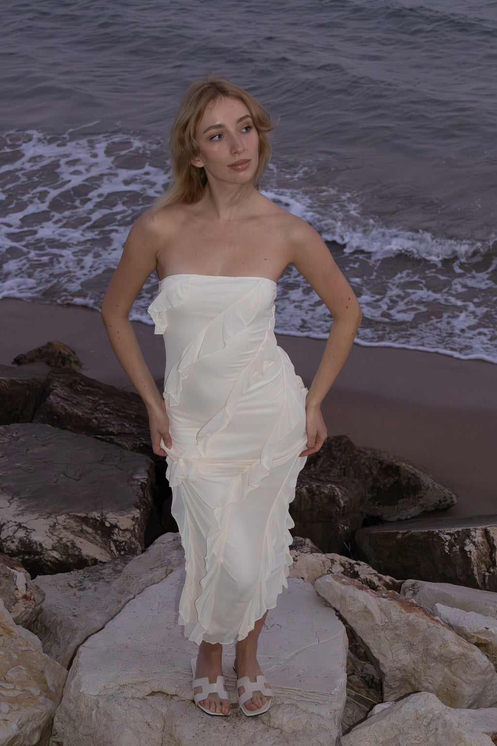 Vestido sin tirantes con dobladillo con volantes y malla