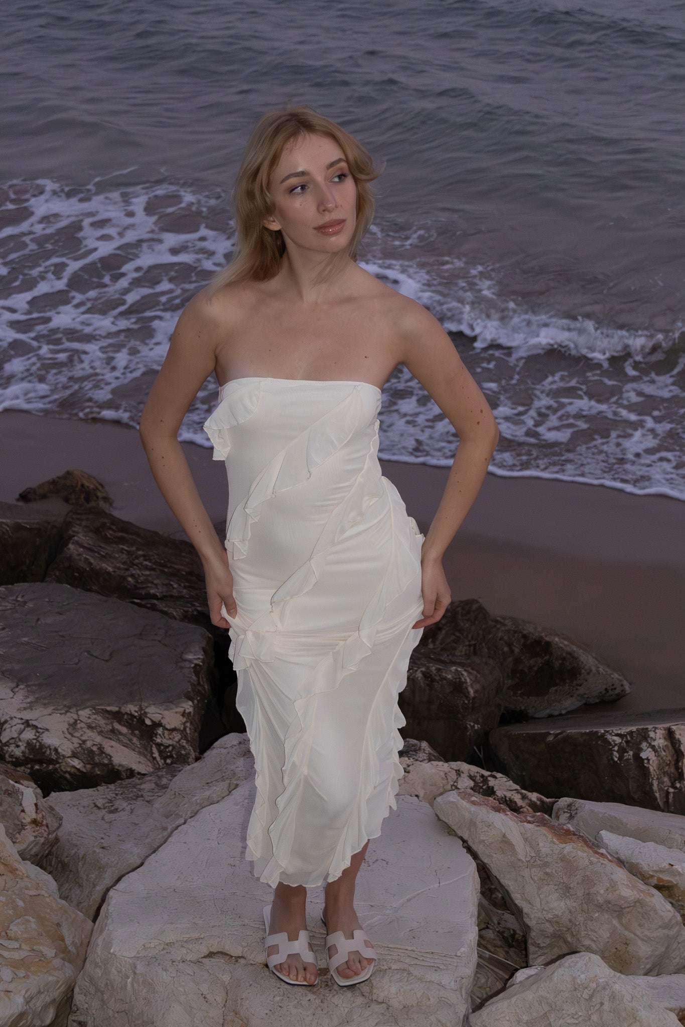 Vestido sin tirantes con dobladillo con volantes y malla
