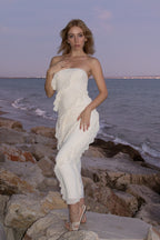 Vestido sin tirantes con dobladillo con volantes y malla