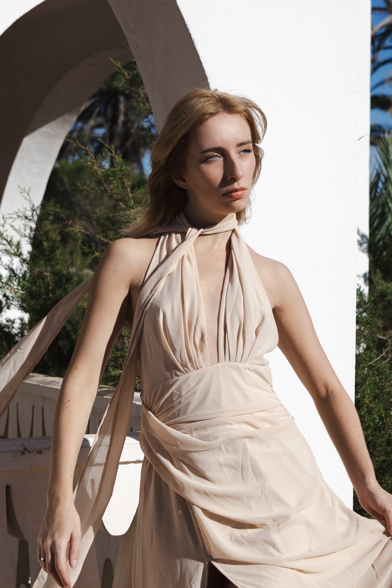 Vestido largo con escote en V profundo y espalda descubierta