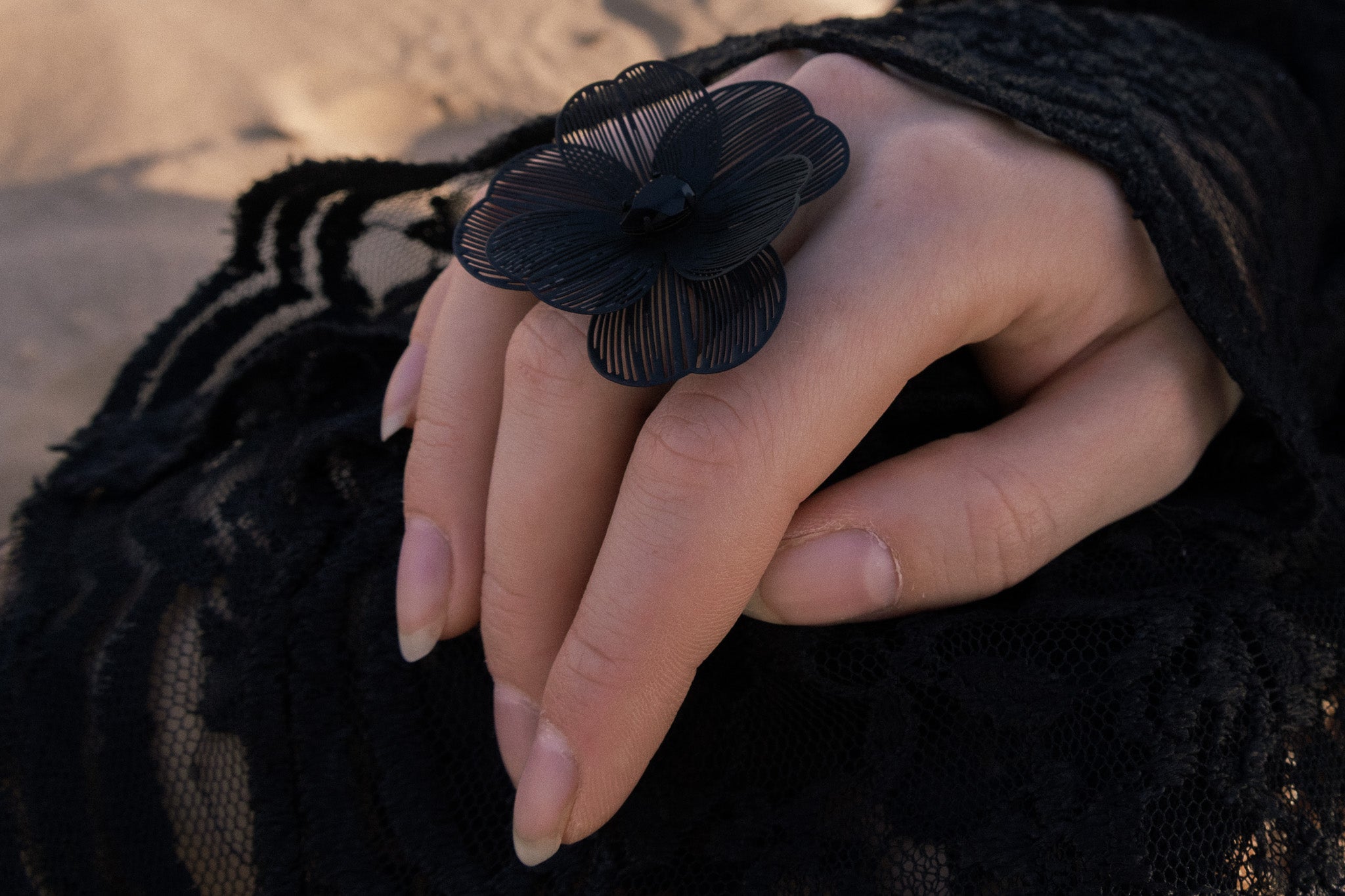 Anillo de flor con cristales llamativos