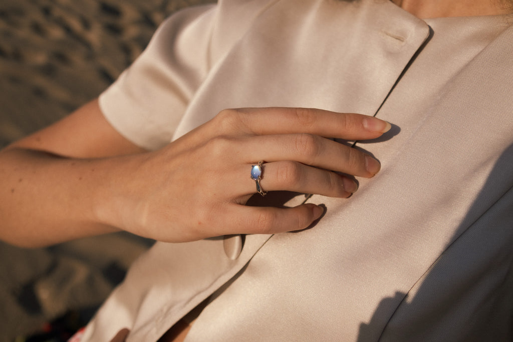 Anillo abierto con circonita ovalada