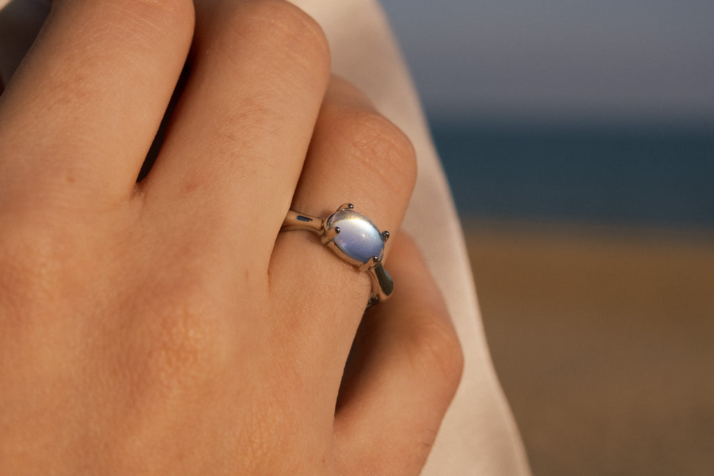 Anillo abierto con circonita ovalada