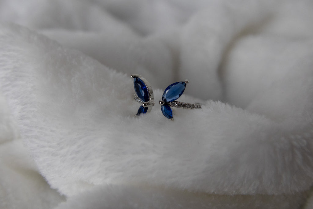Anillo ajustable con mariposa de cristal azul
