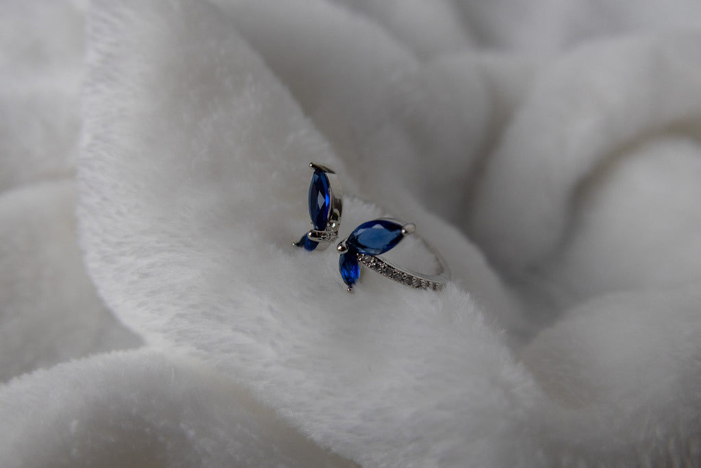 Anillo ajustable con mariposa de cristal azul