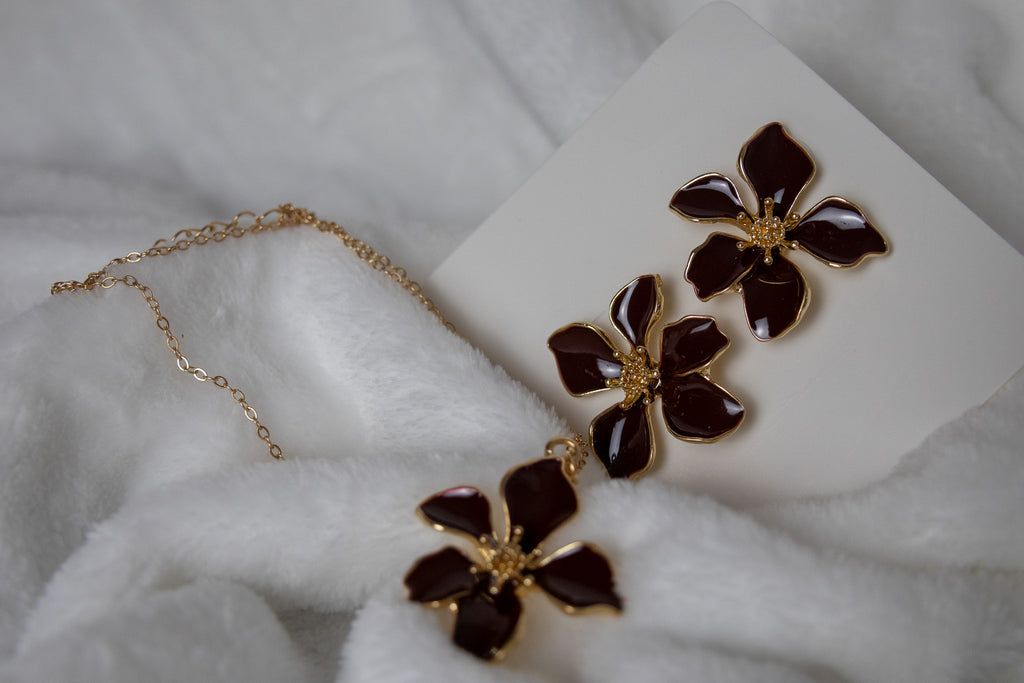 Set of earrings and red flower pendants