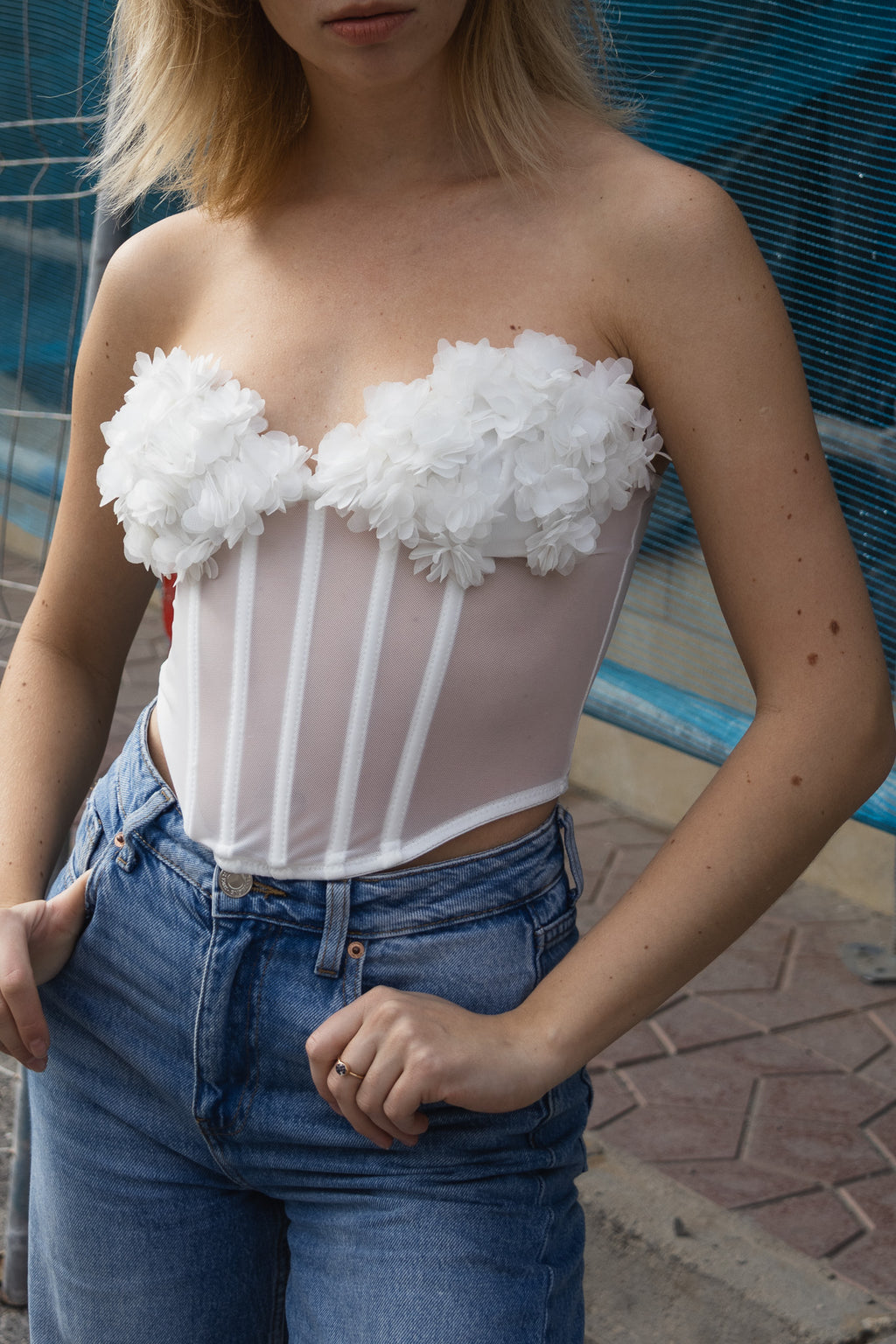 Corsé minimalista con borde floral
