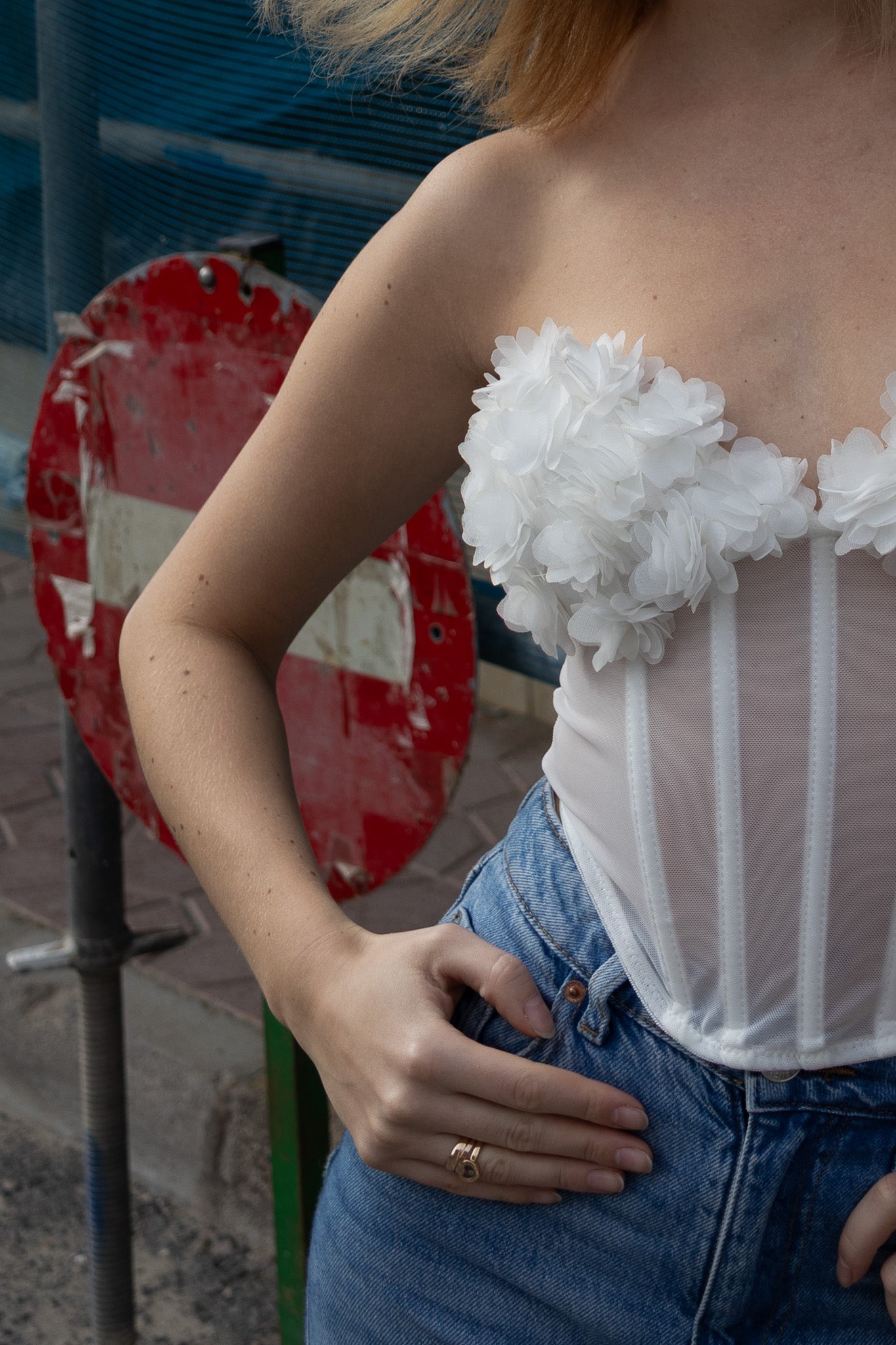 Corsé minimalista con borde floral