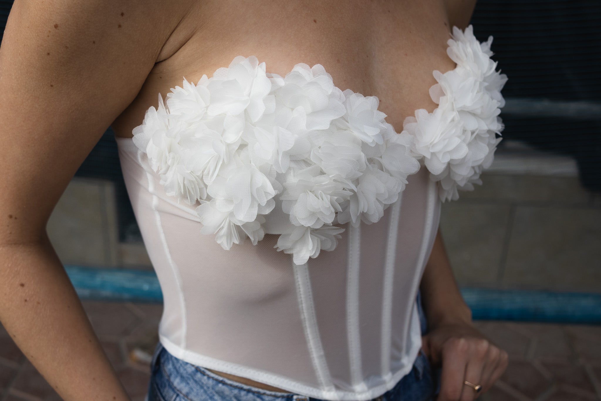 Corsé minimalista con borde floral