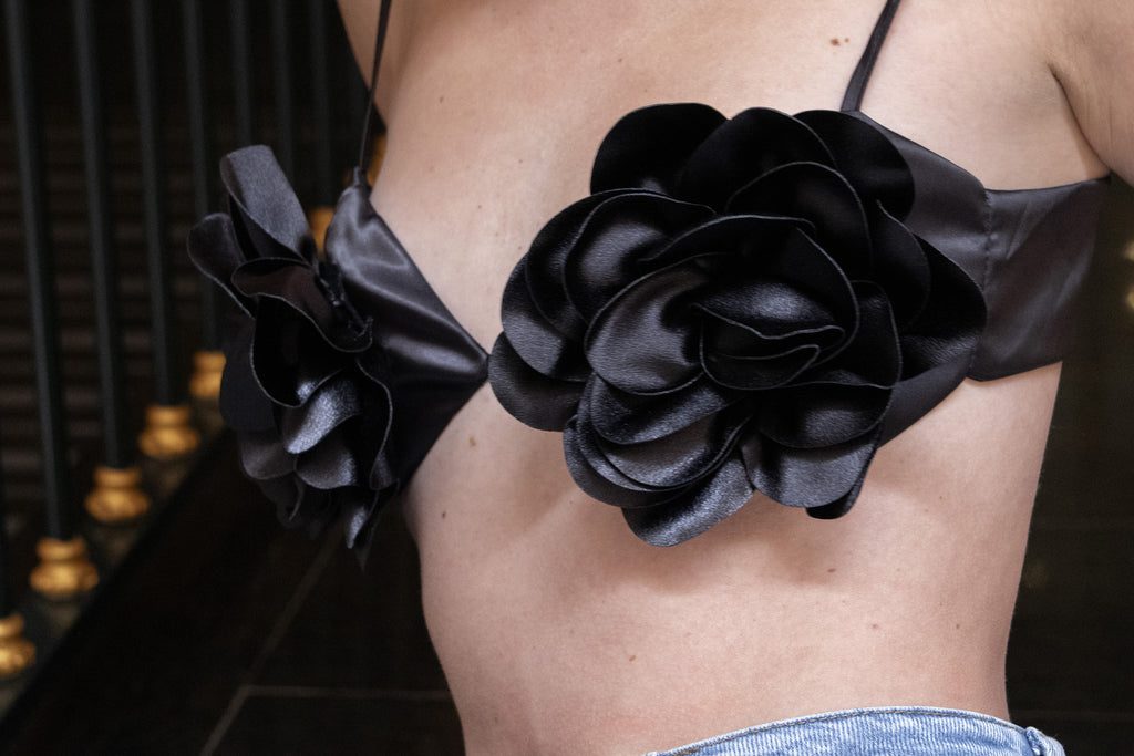 Sexy fitted bra with 3D floral appliqué