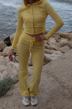 Conjunto de chaqueta con capucha simple y pantalones de yoga ajustados forrados de forro térmico