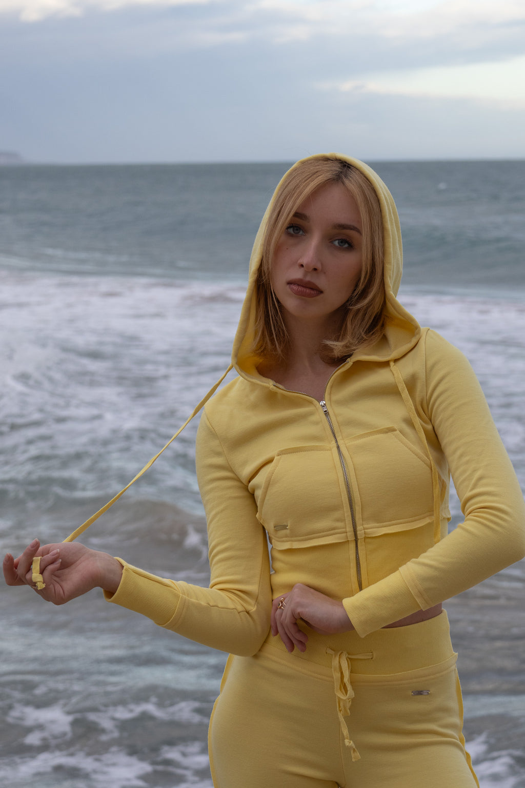 Conjunto de chaqueta con capucha simple y pantalones de yoga ajustados forrados de forro térmico