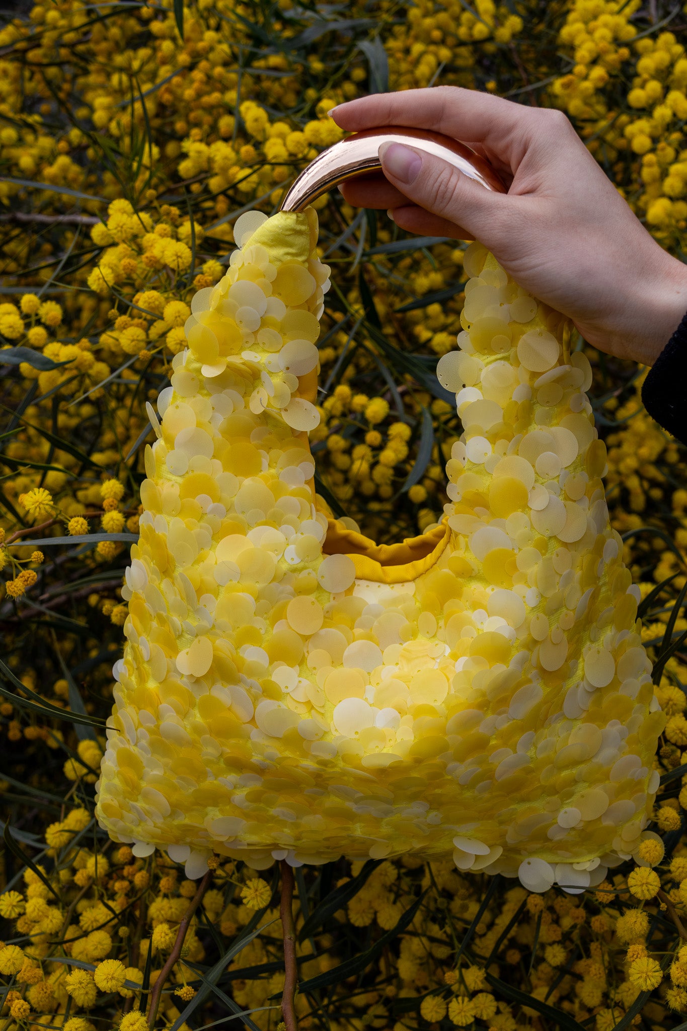 Bolso tote asimétrico amarillo con lentejuelas