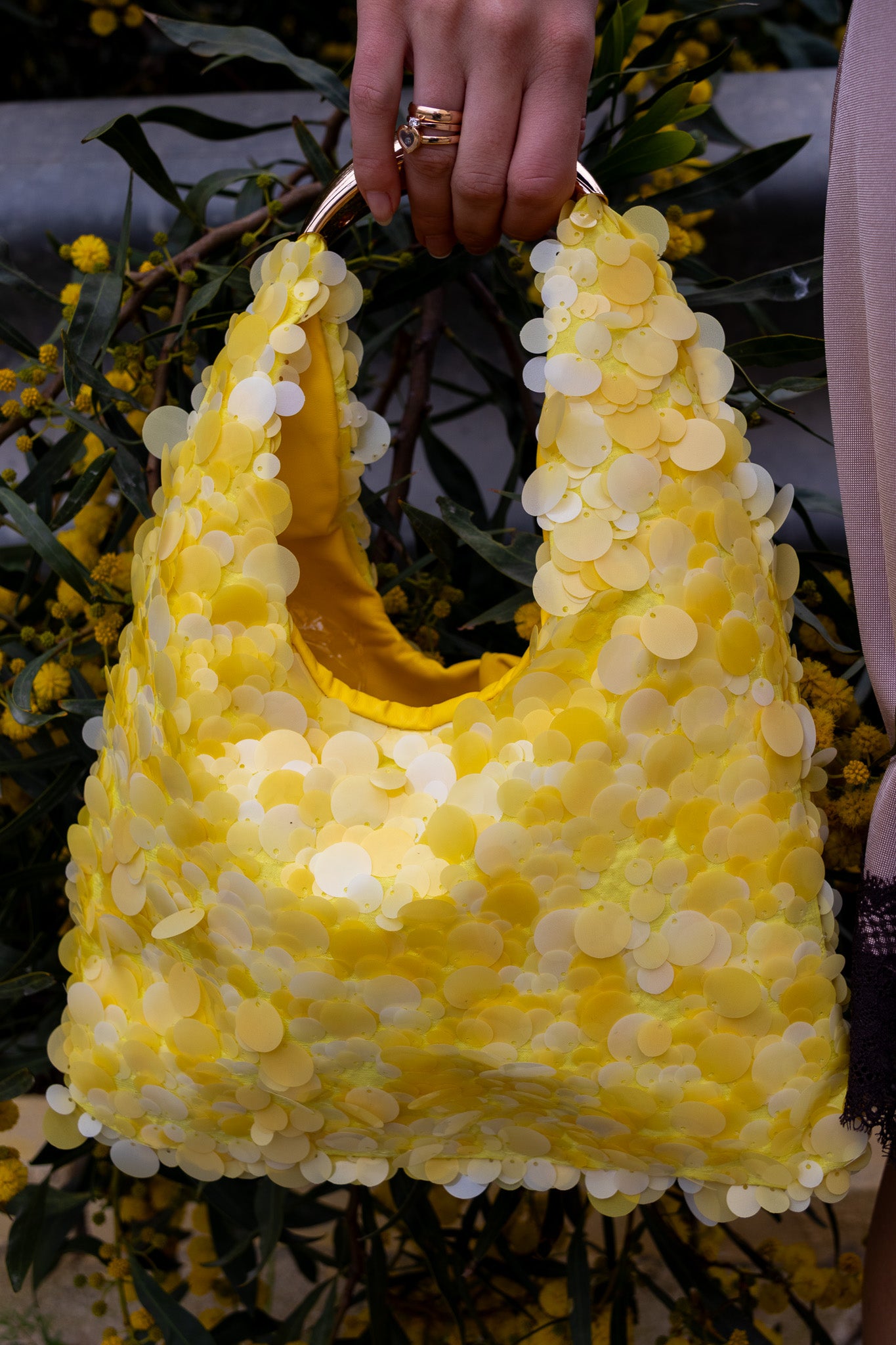 Bolso tote asimétrico amarillo con lentejuelas