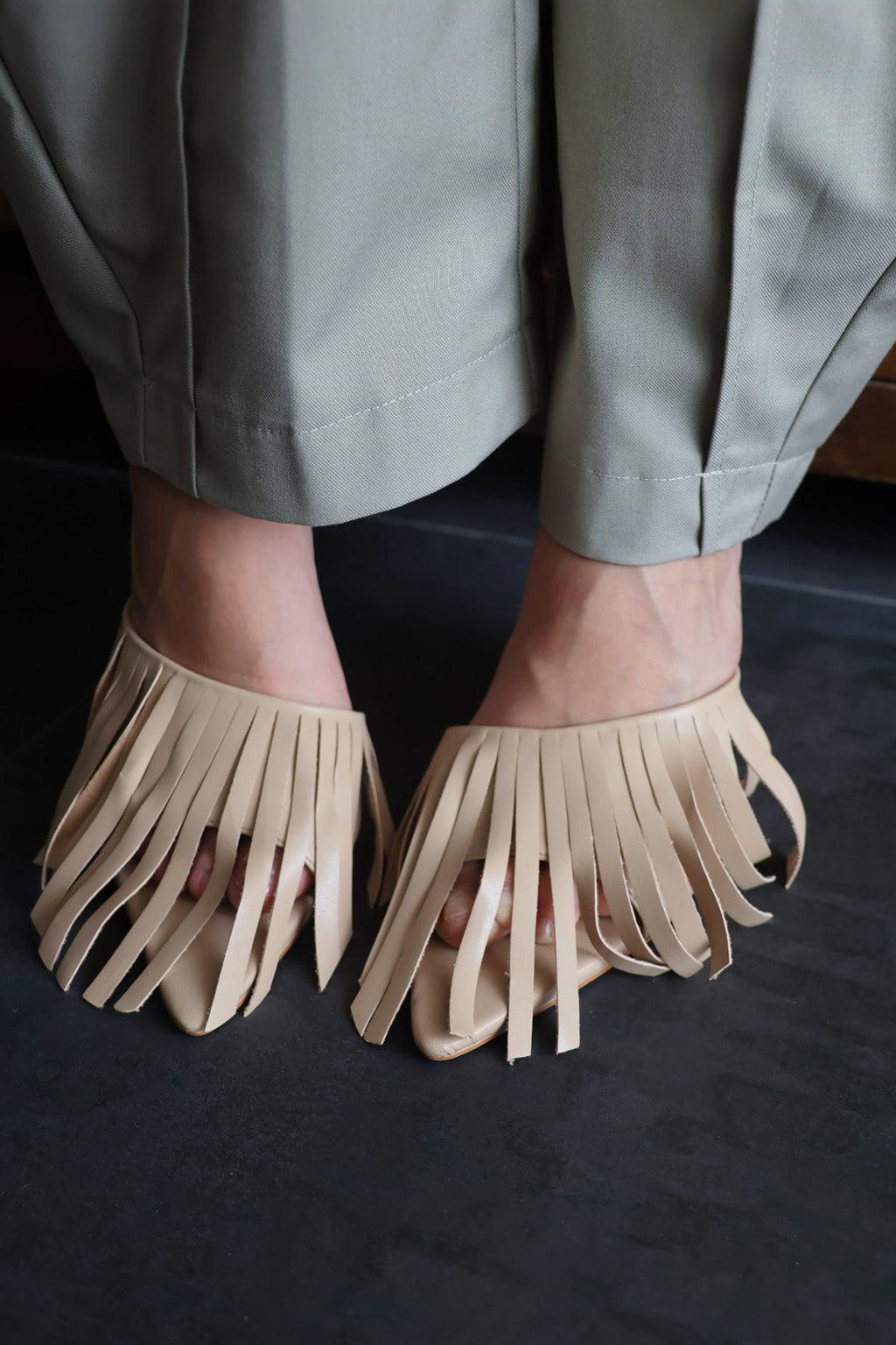 Sandalias de cuña beige con flecos