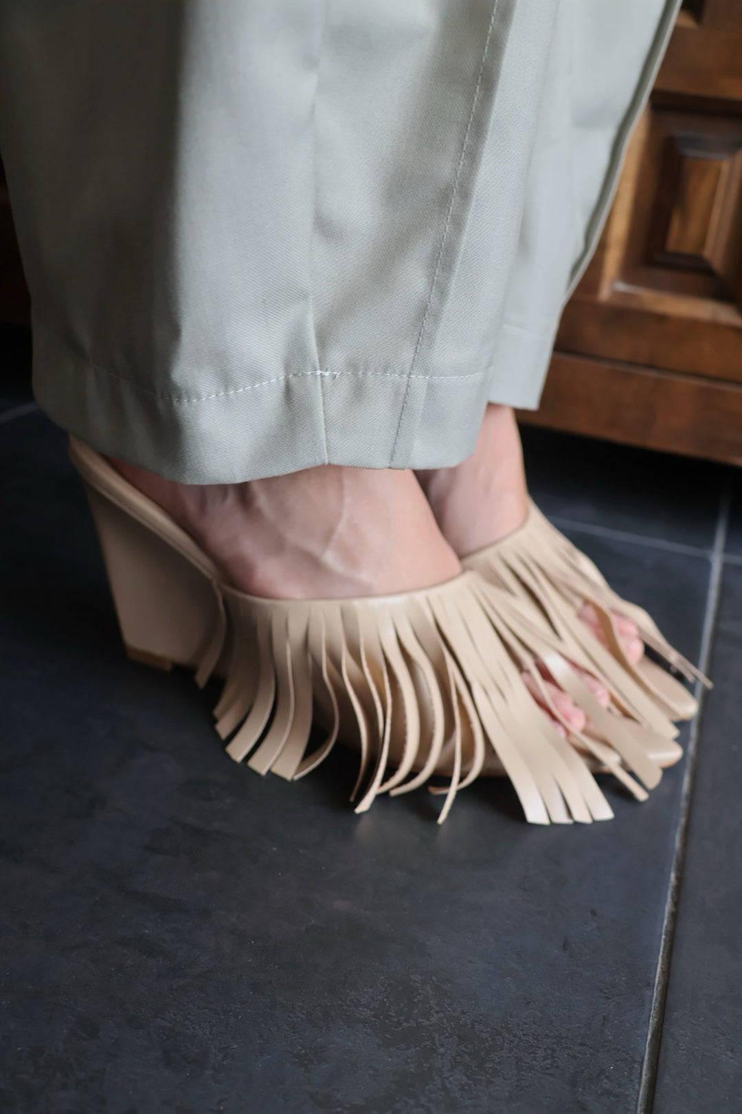 Sandalias de cuña beige con flecos