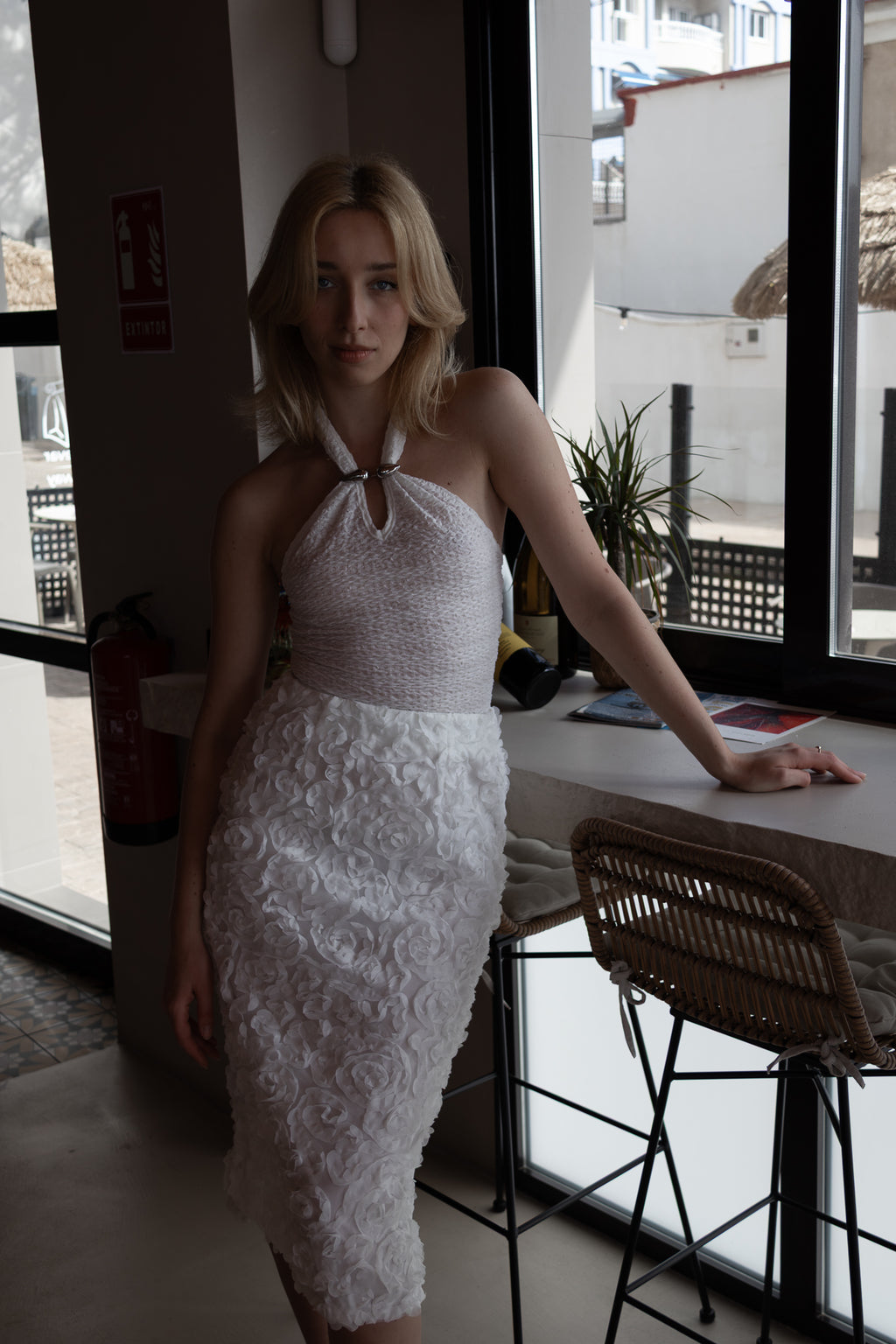 Top blanco con cuello halter y hebilla de metal