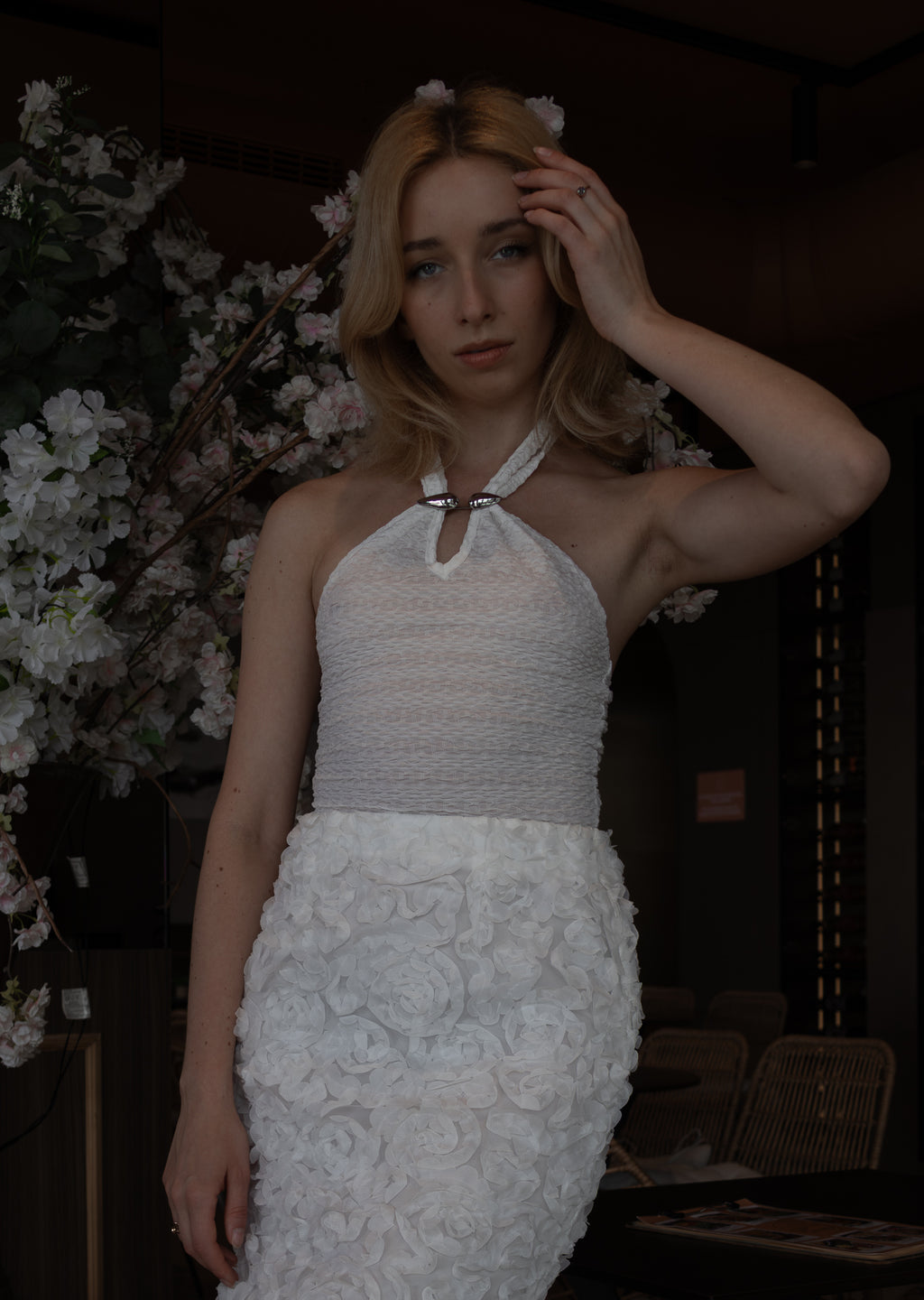 Top blanco con cuello halter y hebilla de metal
