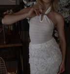 Top blanco con cuello halter y hebilla de metal